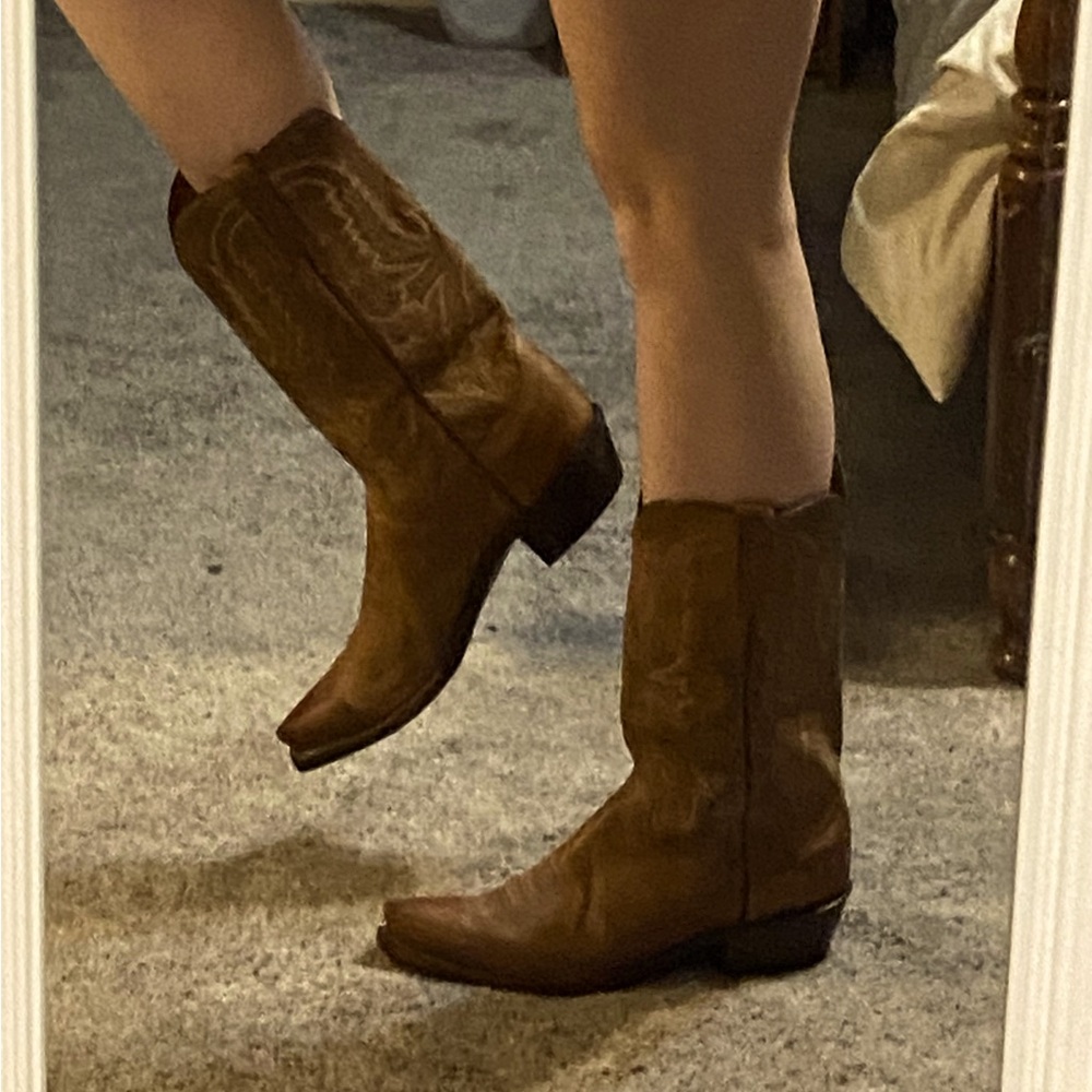 Women’s cowboy boots!! 1883 Lucchese 🤎🐴
Minor signs of wear on bottom of boots